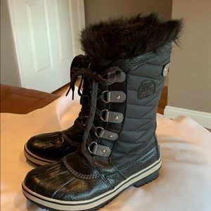 Sorel Joan of Arc black Girls boots in size 5